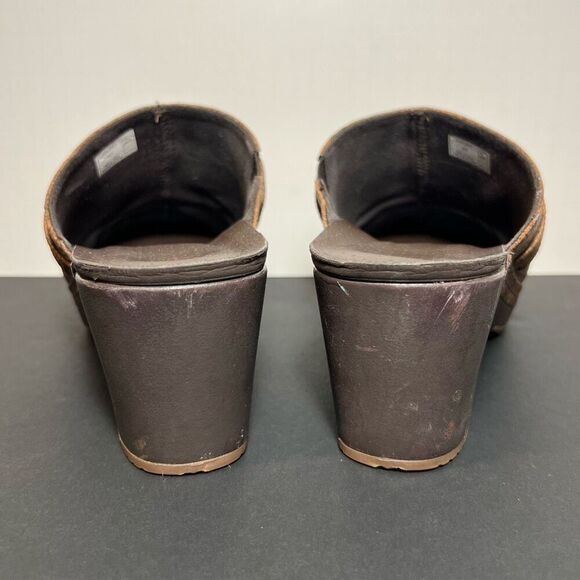 Womens CROCS Sarah Brown Tooled Leather Slip On Clogs / Size 11 - Picture 4 of 8